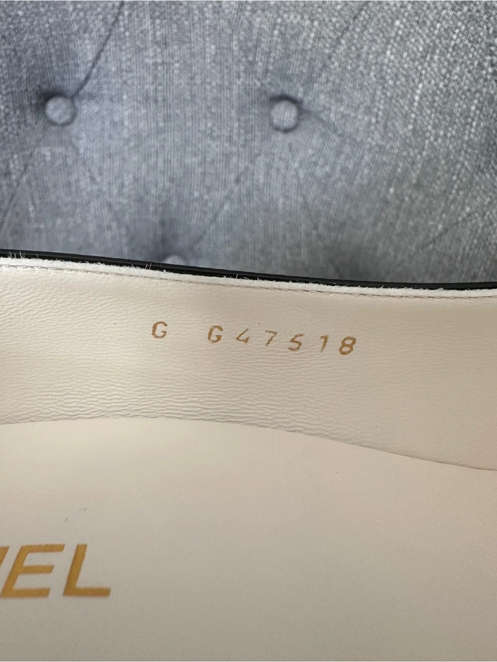 2026B CHANEL WHITE AND BLACK LEATHER PUMPS HEELS SHOES with GOLD CC LOGO 40